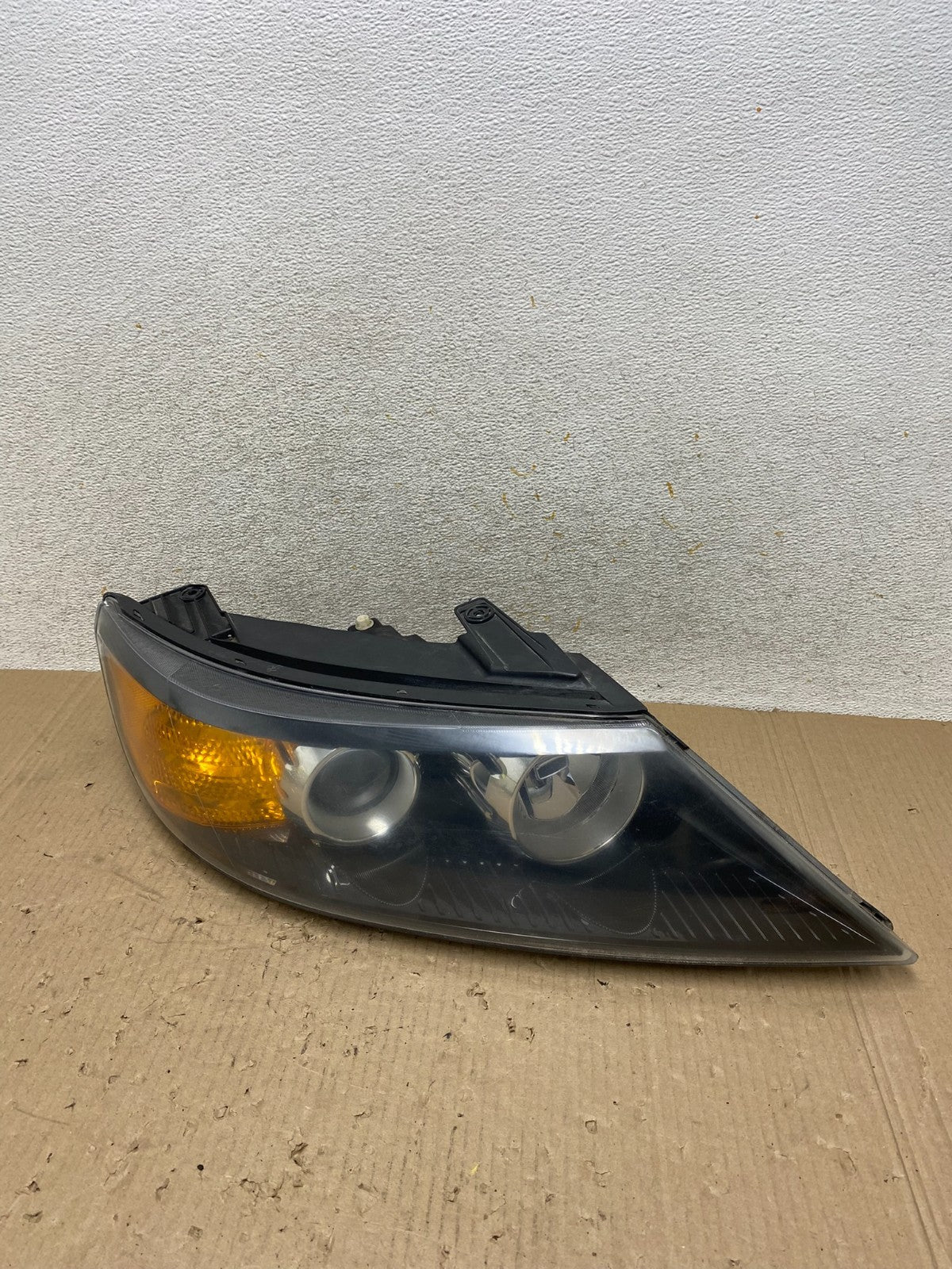 2011 to 2013 Kia Sorento Right Passenger RH Side Headlight Halogen AJ1810 LK0