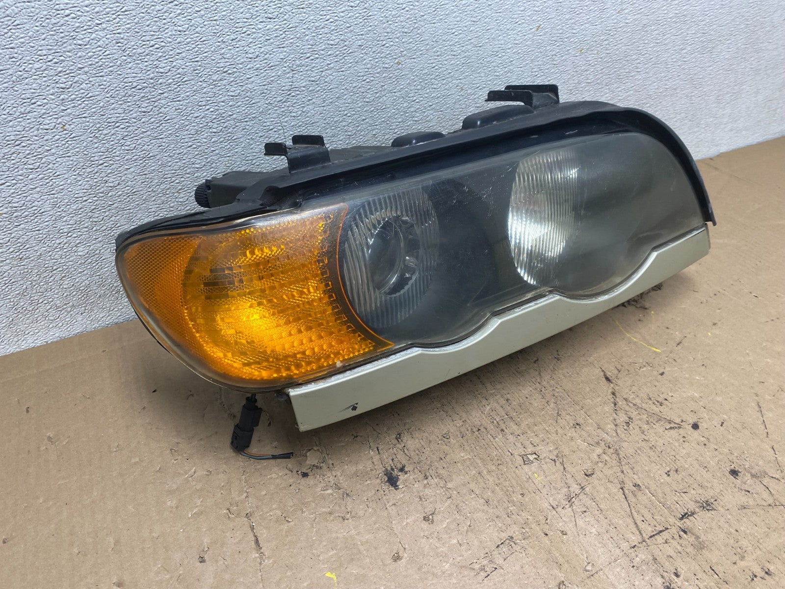 Xenon 2000 - 2003 Bmw X5 E53 Headlight Right Passenger RH Side OEM S1090 DW2
