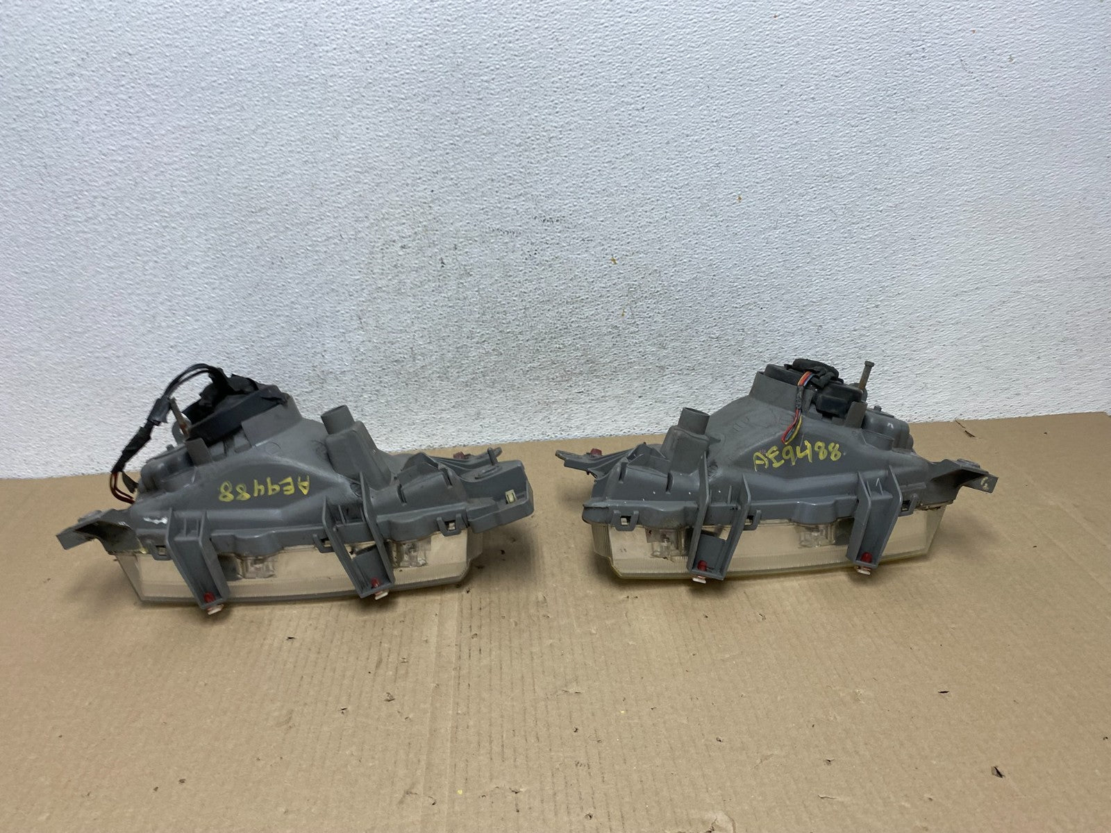 2001 to 2002 Subaru Forester Left+Right Halogen Headlights AE9488 DW9