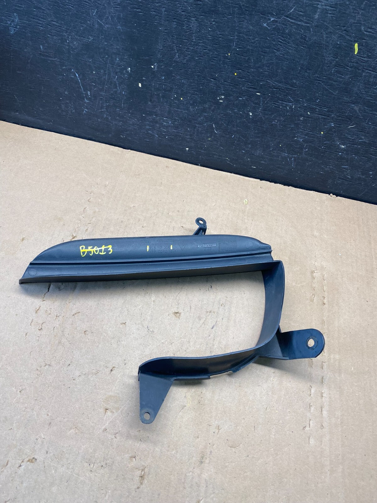 2003-2006 Porsche Cayenne Front Right Bumper Air Duct Grille Bracket M1587 DG5