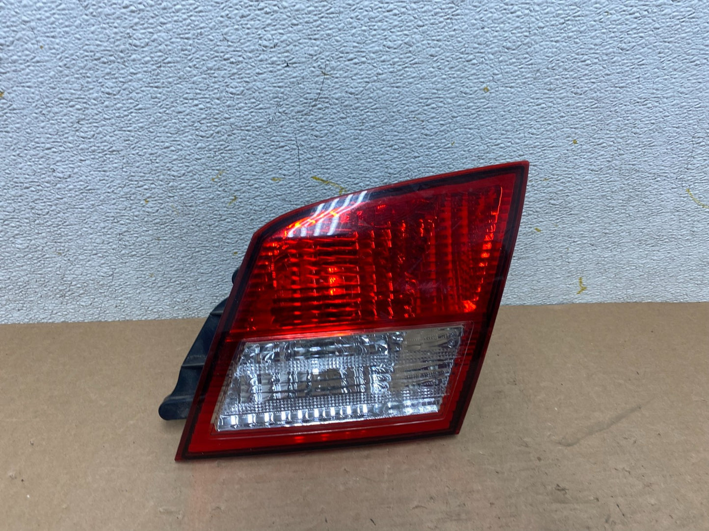 2002-2004 Infiniti i35 Inner Right Passenger Rh Side Tail Light OEM O9780 DW0