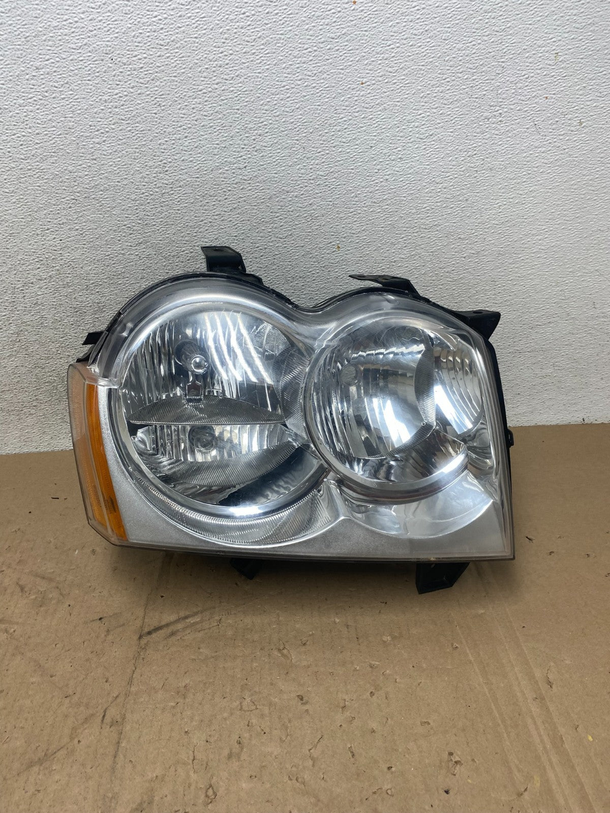 2005-2007 Jeep Grand Cherokee Right Passenger RH Halogen Headlight AG4821 DW0