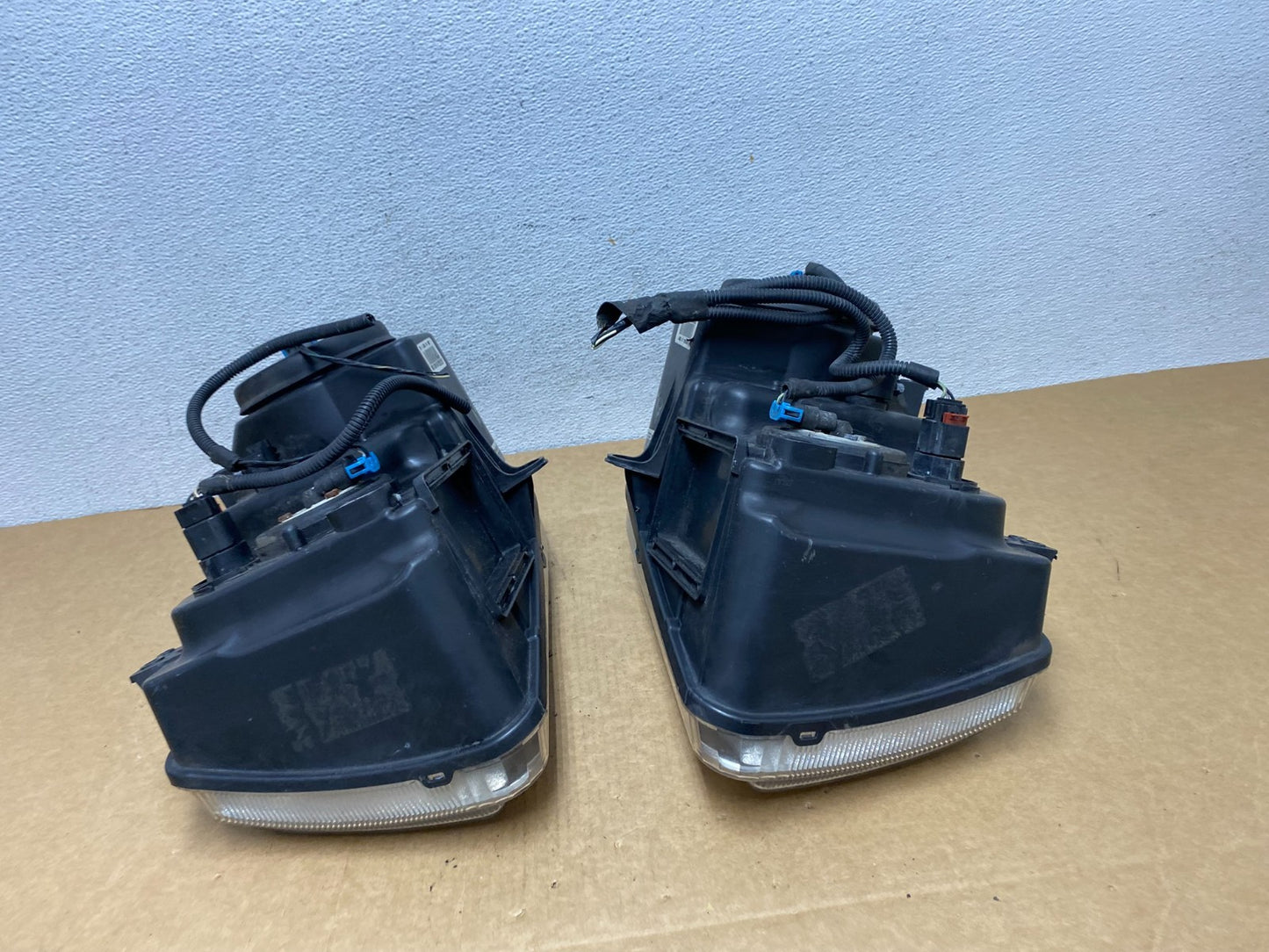 2005 to 2010 Chrysler 300C Left+Right Side Halogen Headlights AD4543 DW10