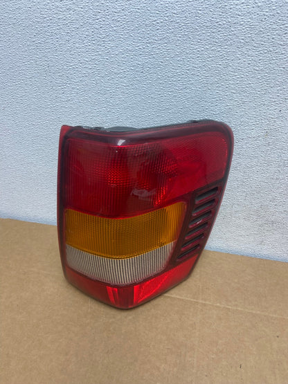 1999-2004 Jeep Grand Cherokee WJ Right Passenger Rh Tail Light AD5330 LK0