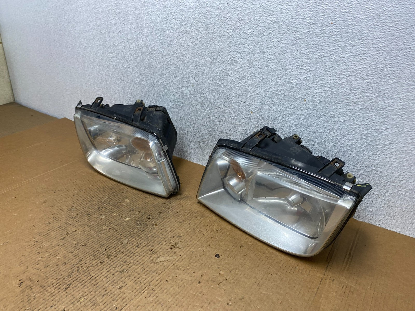 2002 to 2004 Volkswagen Jetta Left+Right Headlights AE2623 DW1