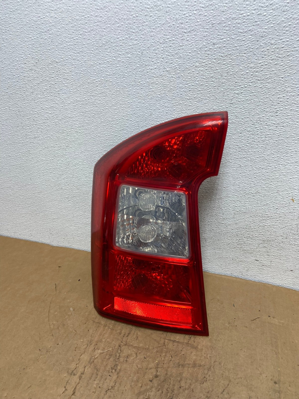 2007 2008 2009 2010 2011 2012 Kia Rondo Left Driver LH Tail Light AD1449 LK0