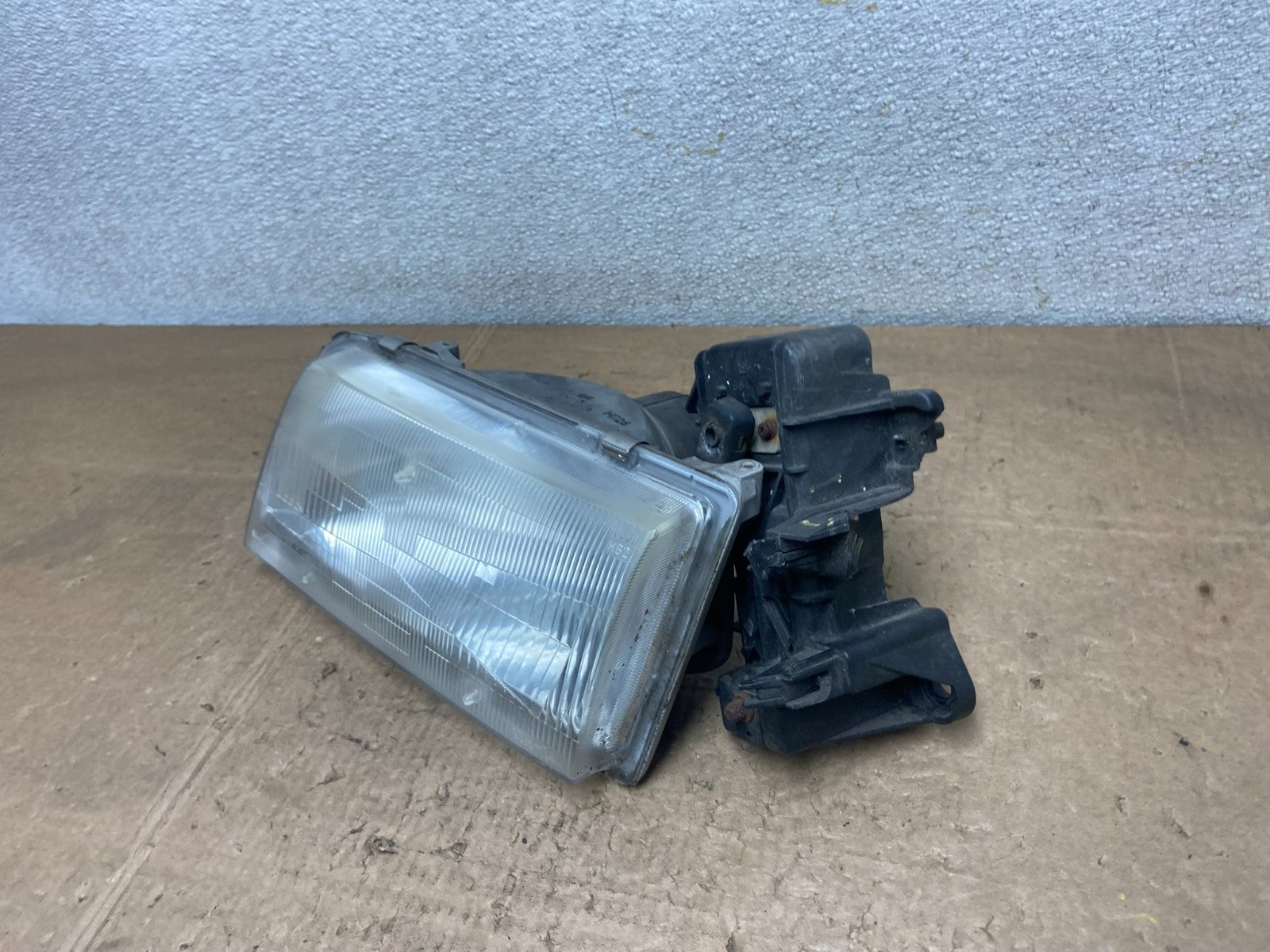 1996 to 1998 Mazda MPV Left Driver LH Headlight OEM Y6895 DW1