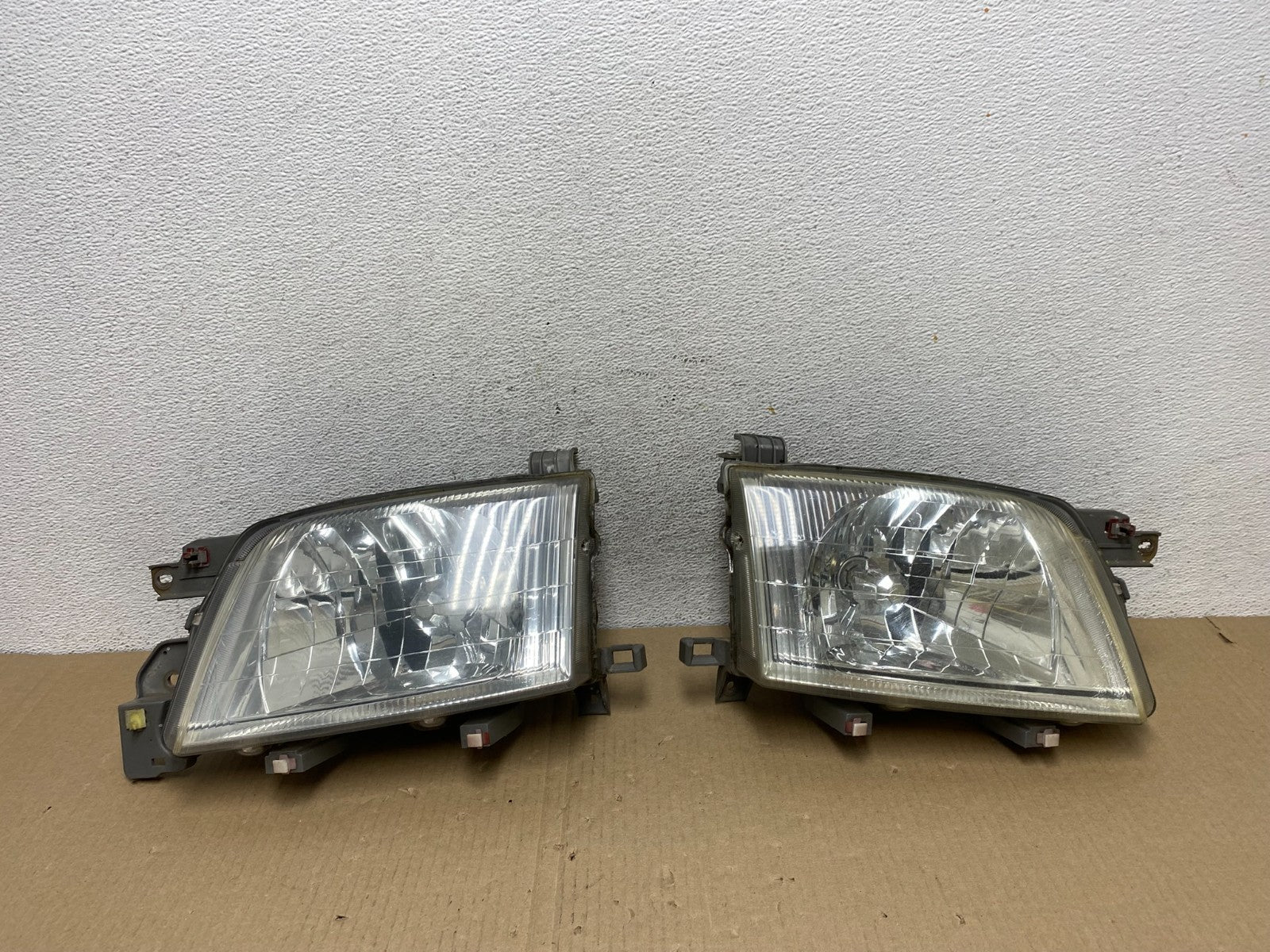 2001 to 2002 Subaru Forester Left+Right Halogen Headlights AE9488 DW0