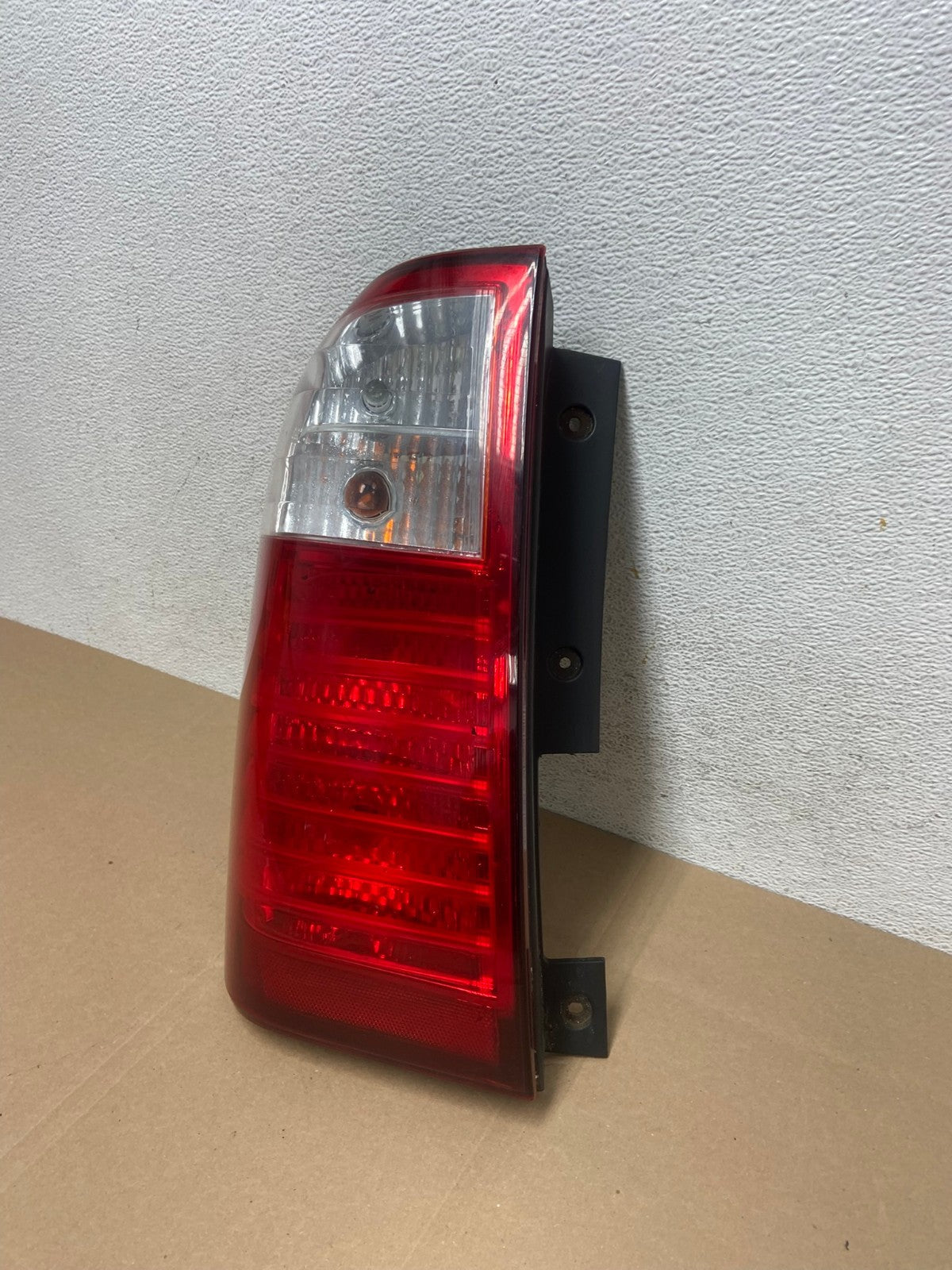 2007 to 2010 Kia Sedona Left Driver LH Side Tail Light AE4839 LK1