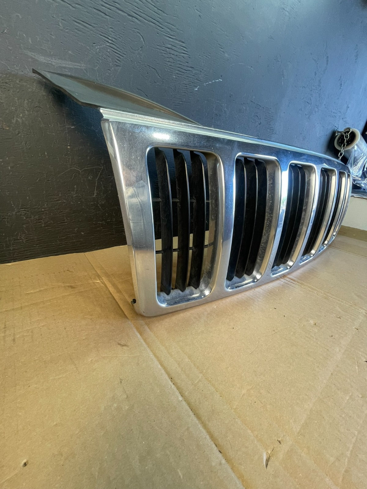 2005 2006 2007 Jeep Grand Cherokee Front Upper Grill Grille AC5311 DG1