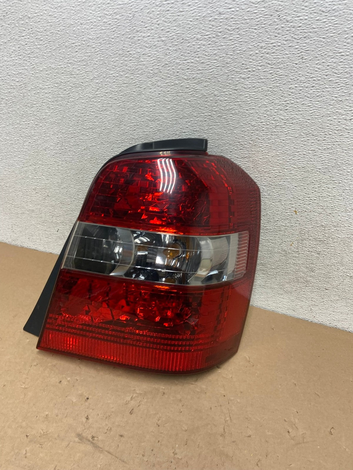 2004-2007 Toyota Highlander Right Passenger RH Side Tail Light AG4148 LK0