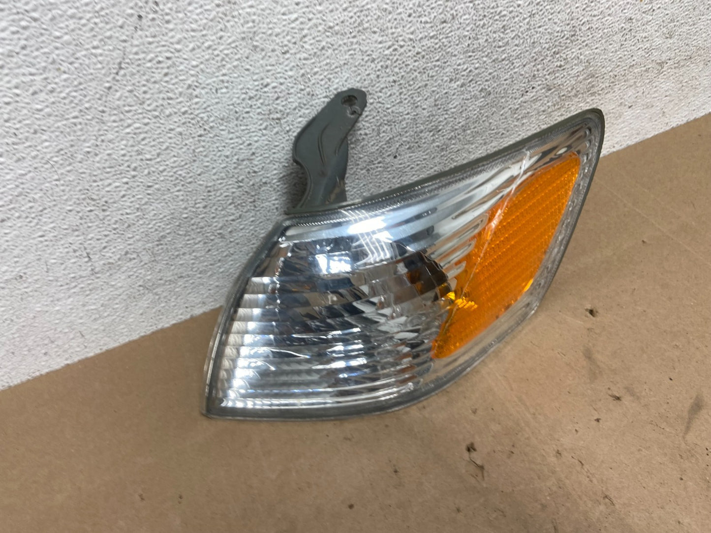 2000 - 2001 Toyota Camry Front Left Driver Lh Turn Signal AE5970 DW2