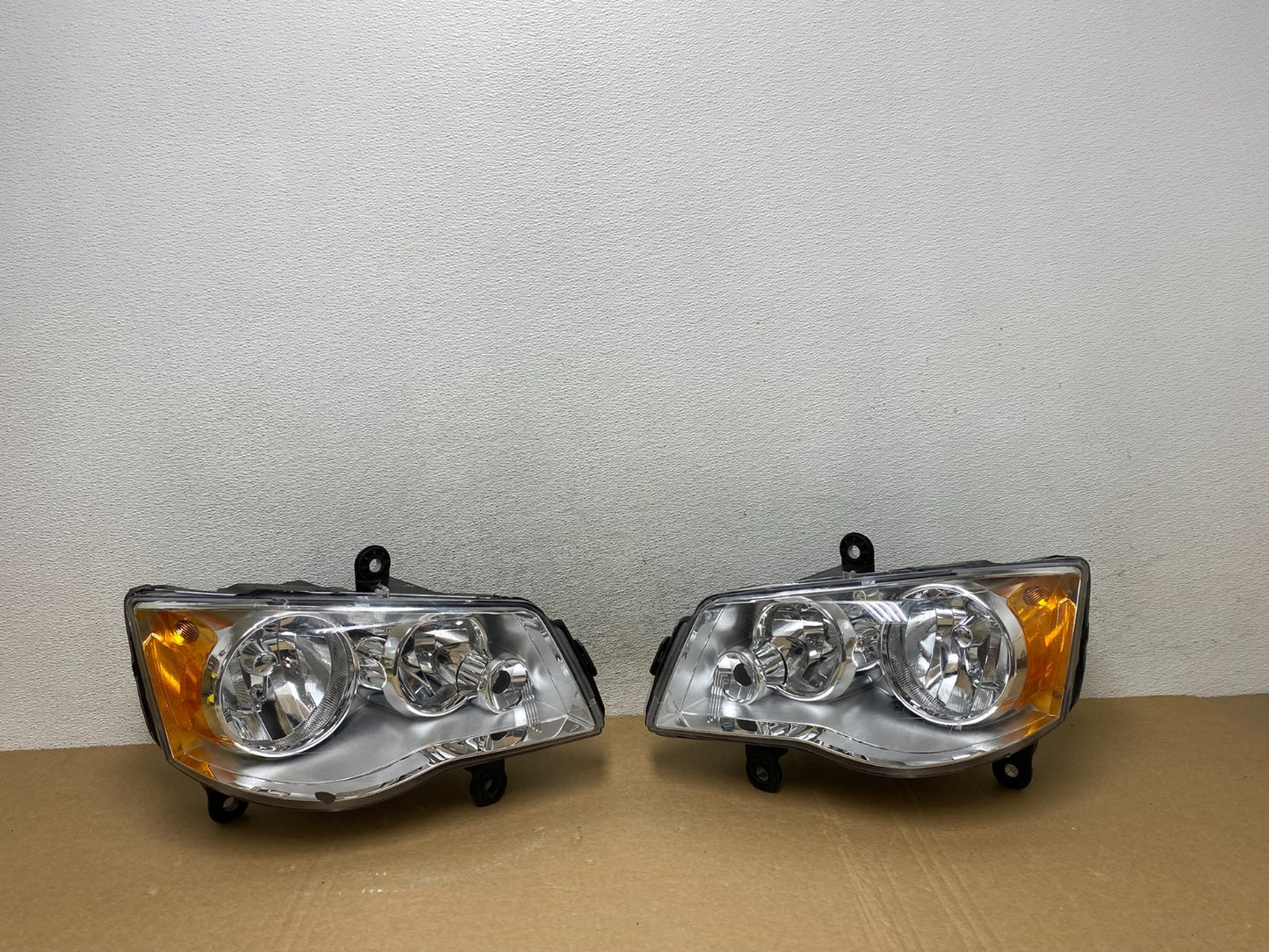 2008 to 2016 Chrysler Town and Country Left+Right Side Headlights AF9905 DW0