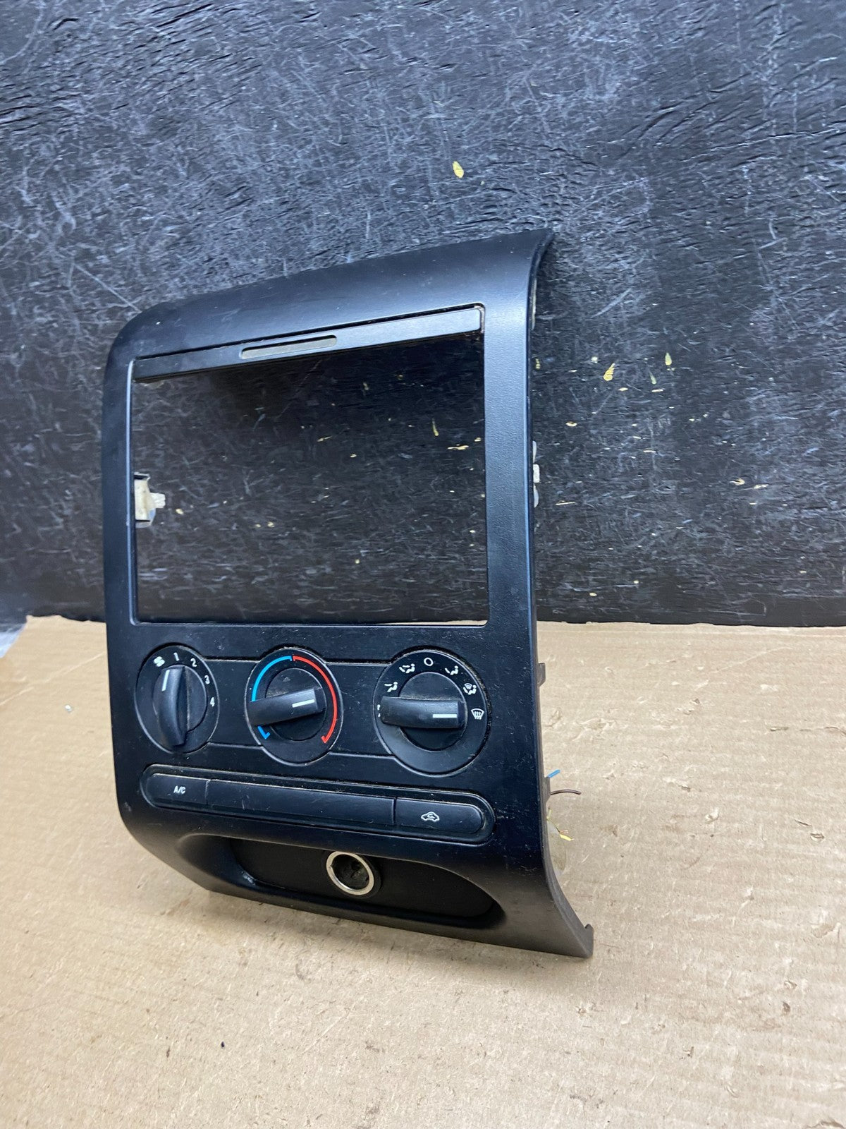 2004 to 2008 Ford F150 Radio Climate Dash Bezel Surround Black ah3770 DG1