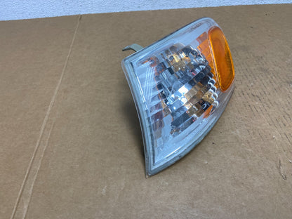 2001-2002 Toyota Corolla Left Driver Turn Signal/Marker Light AG5466 DW2