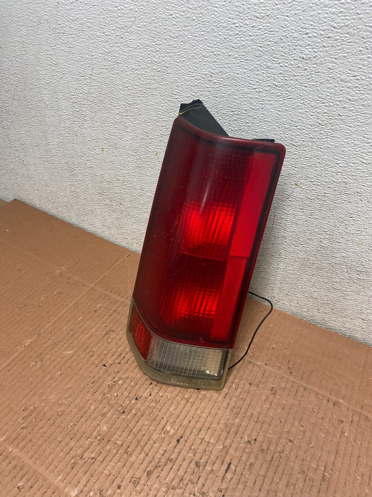 2000 to 2002 Chevrolet Express Left LH Side Tail Light Oem M0150 DW1