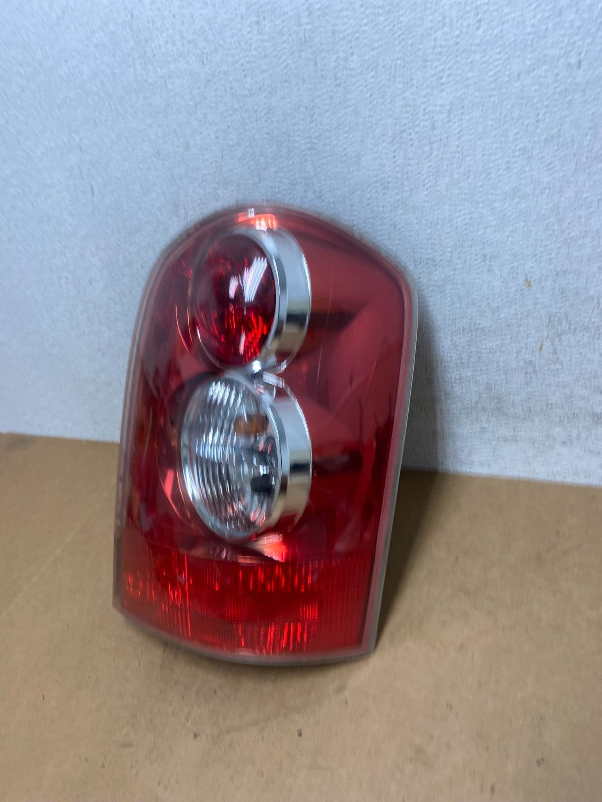 2004 to 2006 Mazda Mpv Right Passenger Side Tail Light AE2975 DG1