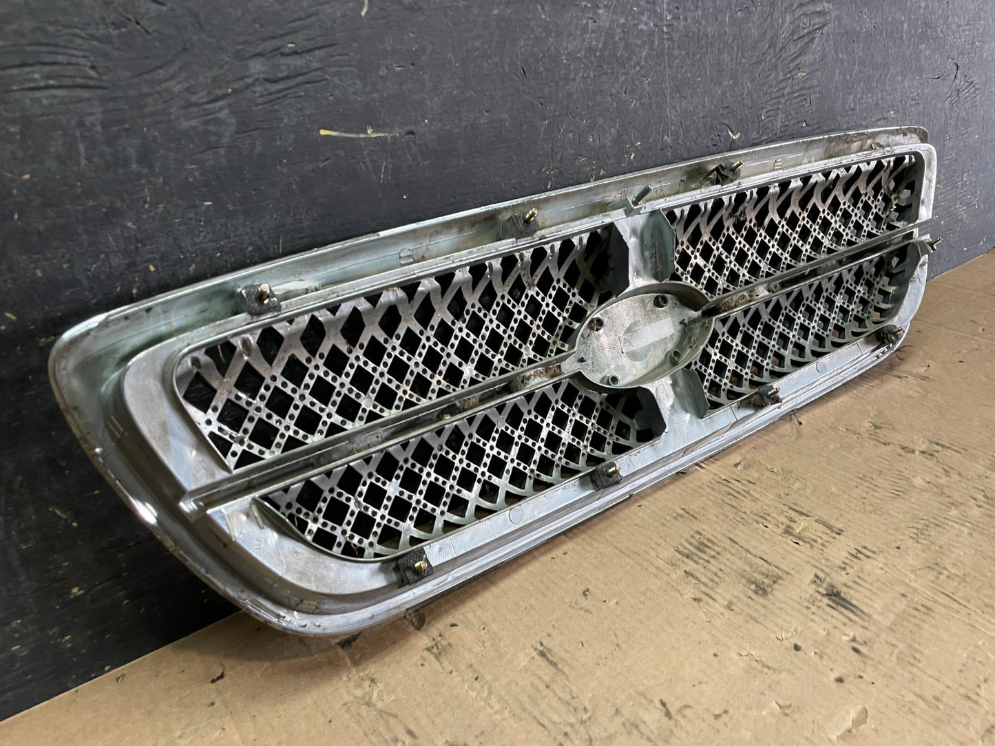 2004 to 2005 Kia Sedona Front Upper Grill Grille Z5930 DG4