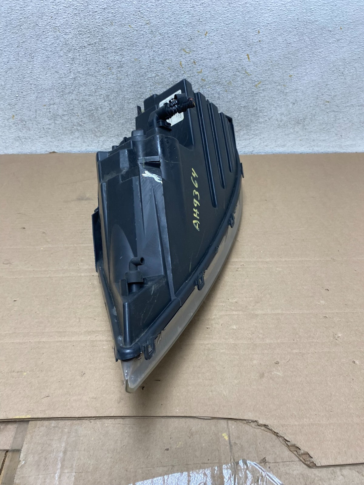 2011 to 2013 Kia Sorento Right Passenger RH Side Headlight Halogen AH9364 DW10