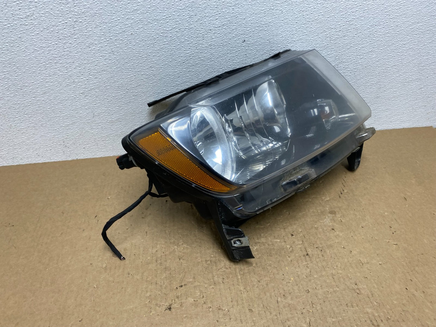 2011-2013 Jeep Grand Cherokee Right Passenger Halogen Headlight AC1040 DW2