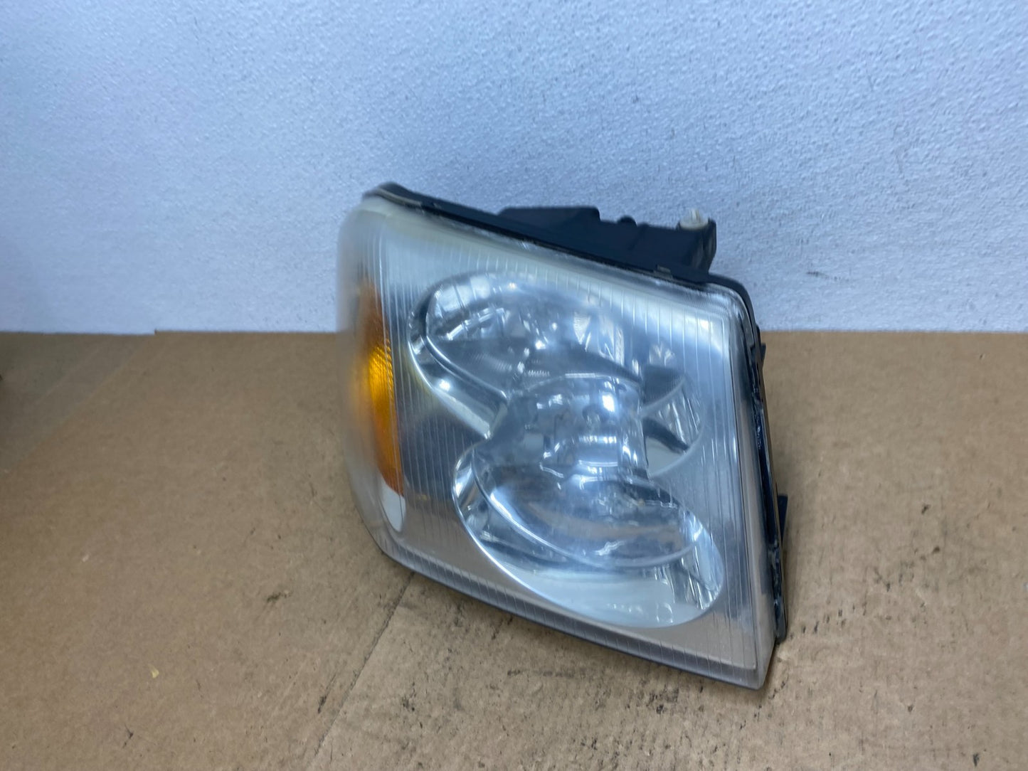 2002 to 2009 Gmc Envoy Right Passenger RH Side Headlight Halogen AC3421 DW1