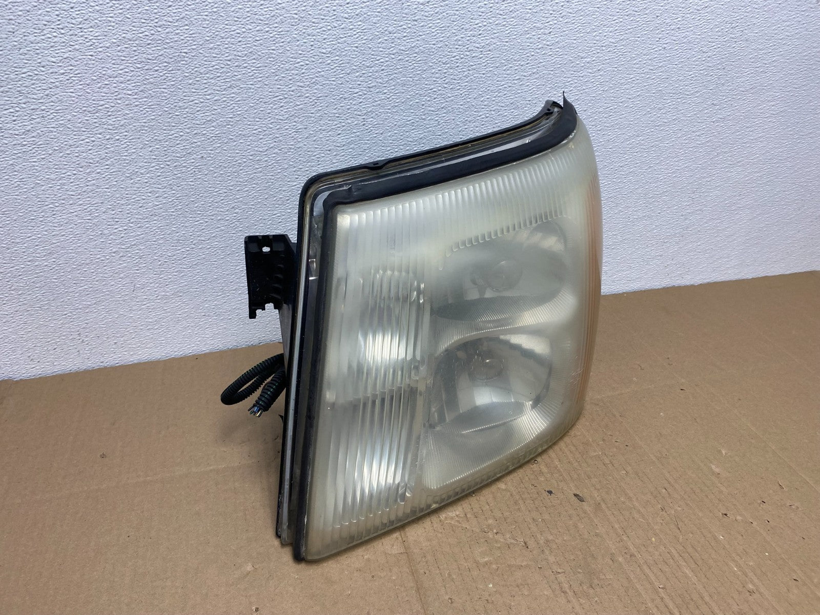 2002 to 2006 Cadillac Escalade Left Driver Lh Xenon HID Headlight Oem AB8136 DW2