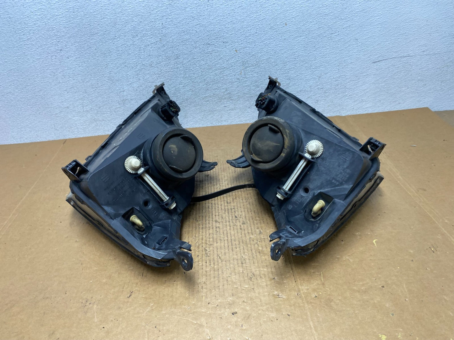 2000 to 2002 Ford Focus Left+Right Set Halogen Headlights AE0607 DW8