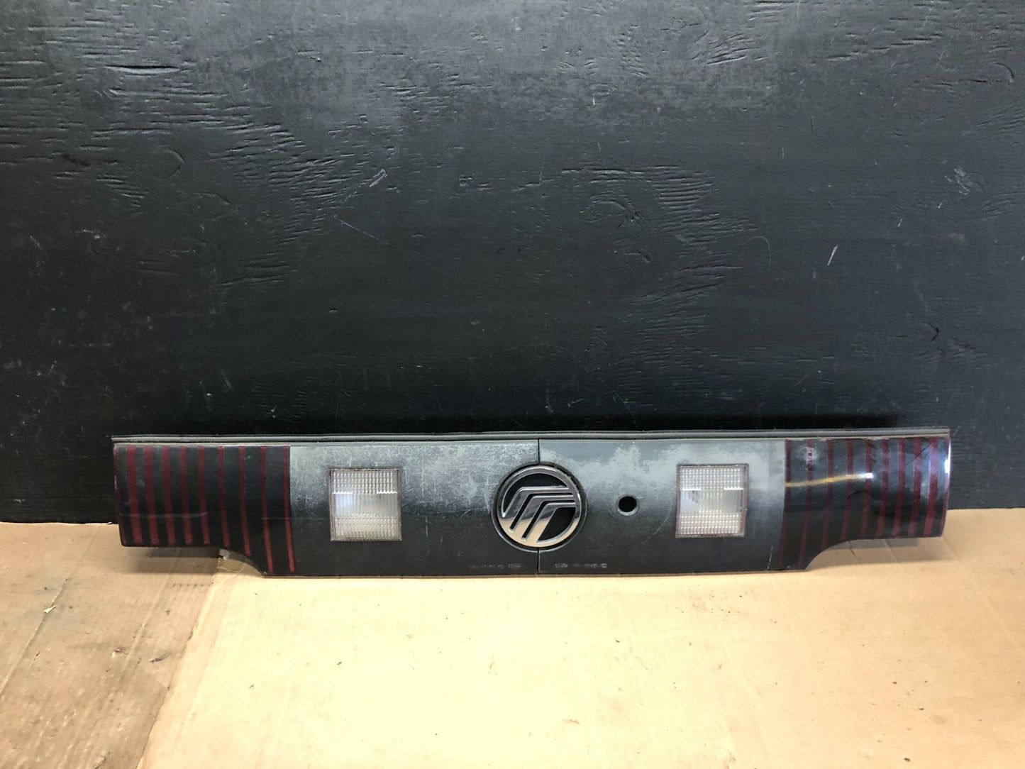 1992 1993 1994 Mercury Grand Marquis Trunk Lid Center Tail Light D9207 OEM DG10