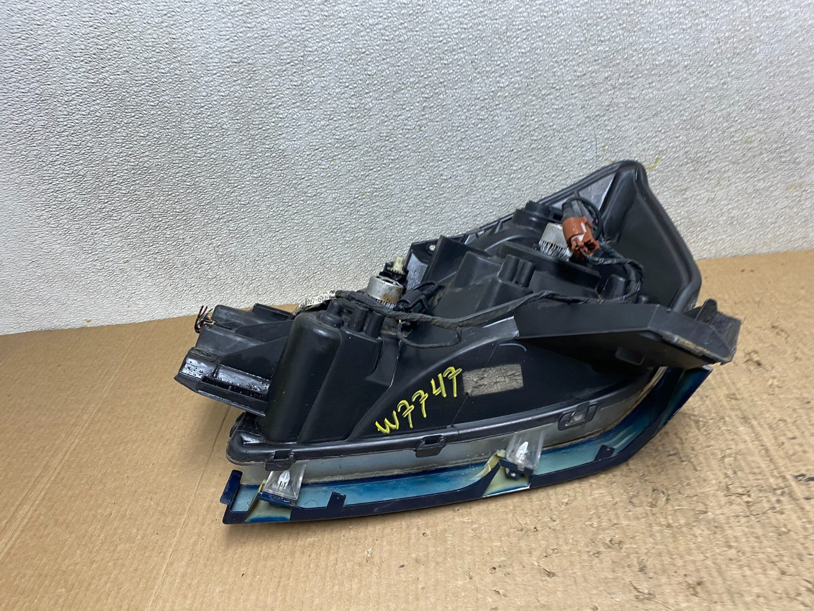 2004 to 2007 Nissan Armada Right Passenger RH Side Headlight W7747 DW9