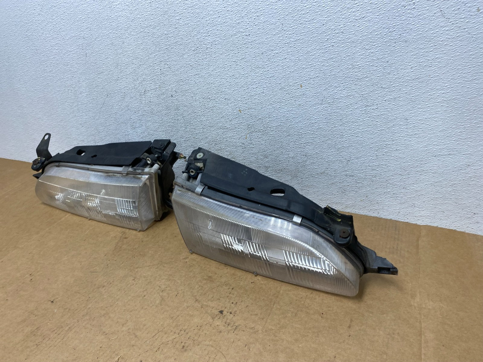 1993 to 1997 Toyota Corolla Left+Right Side Headlights AE3065 DW1