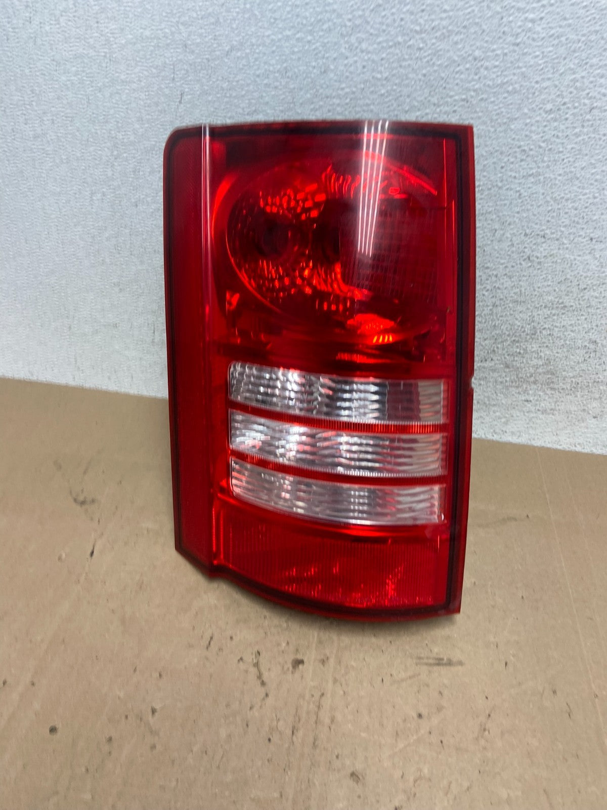 2008-2010 Chrysler Town and Country Left Driver Tail Light AE6014 DW0