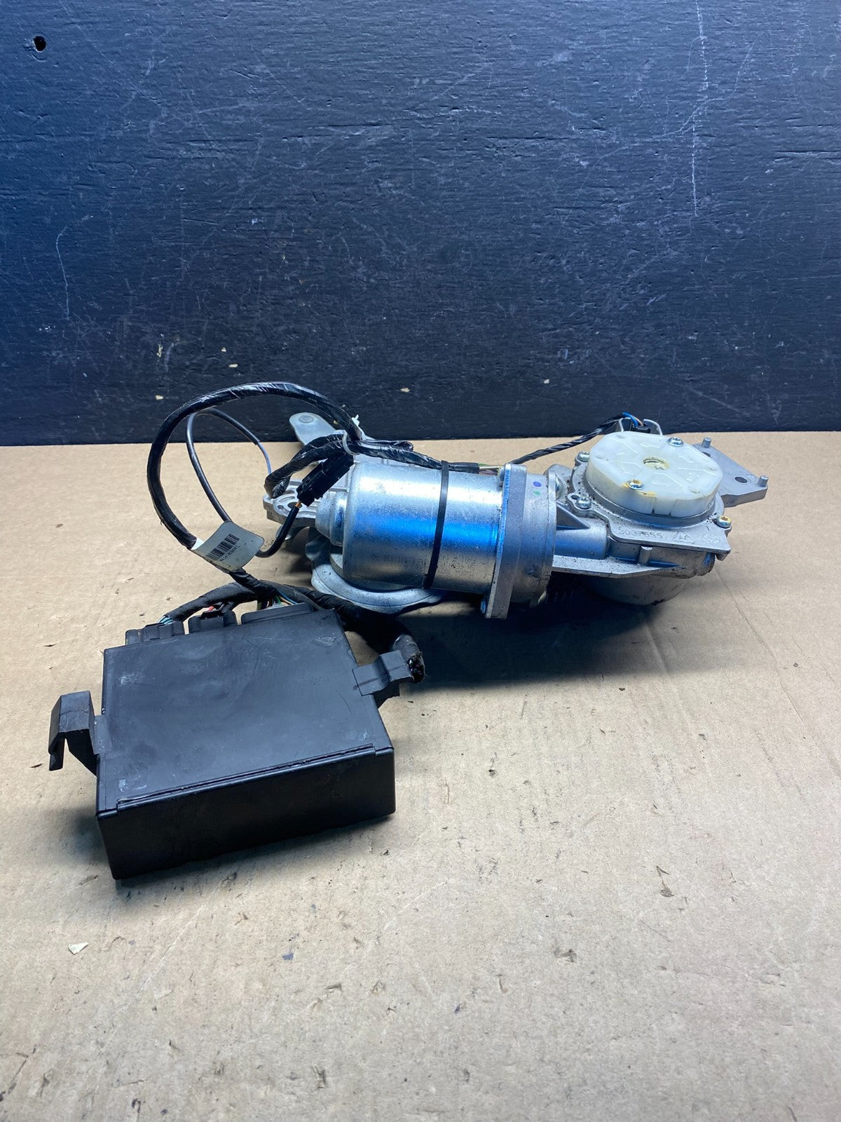 2009 to 2016 GMC Acadia Rear Trunk Liftgate Power Motor Actuator AE7495 DW2