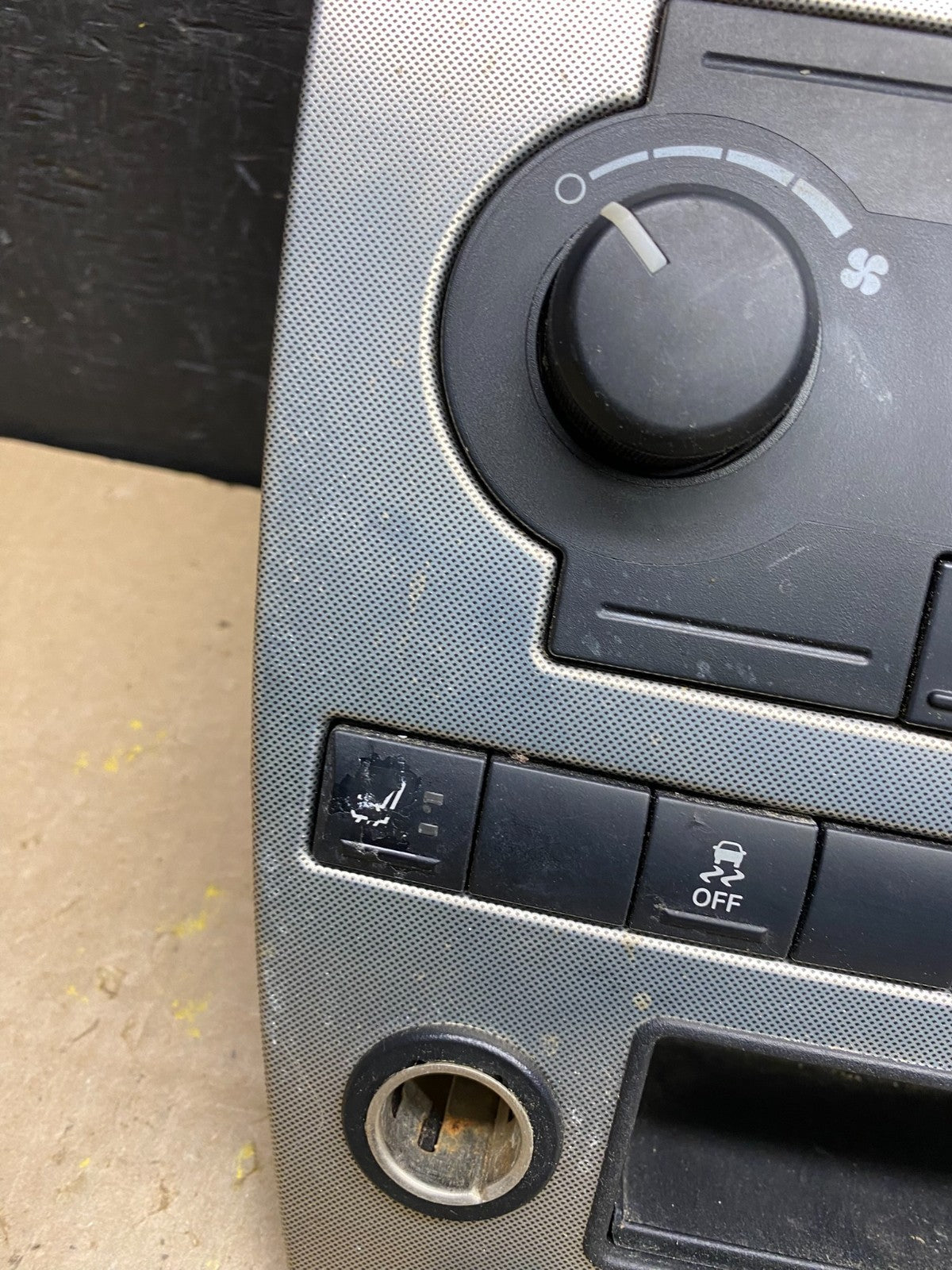 2005 2006 2007 Jeep Commander Grand Cherokee A/C Climate Control Bezel U5338 DG4