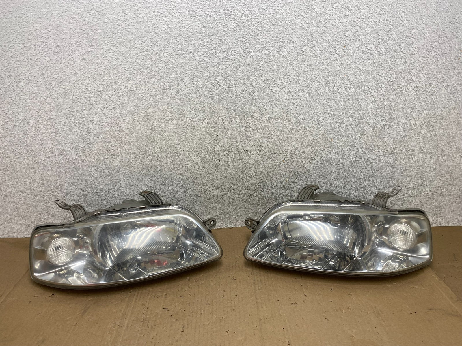 2004 - 2006 Chevrolet Aveo Hatchback Left+Right Headlights Halogen AE9159 DW0