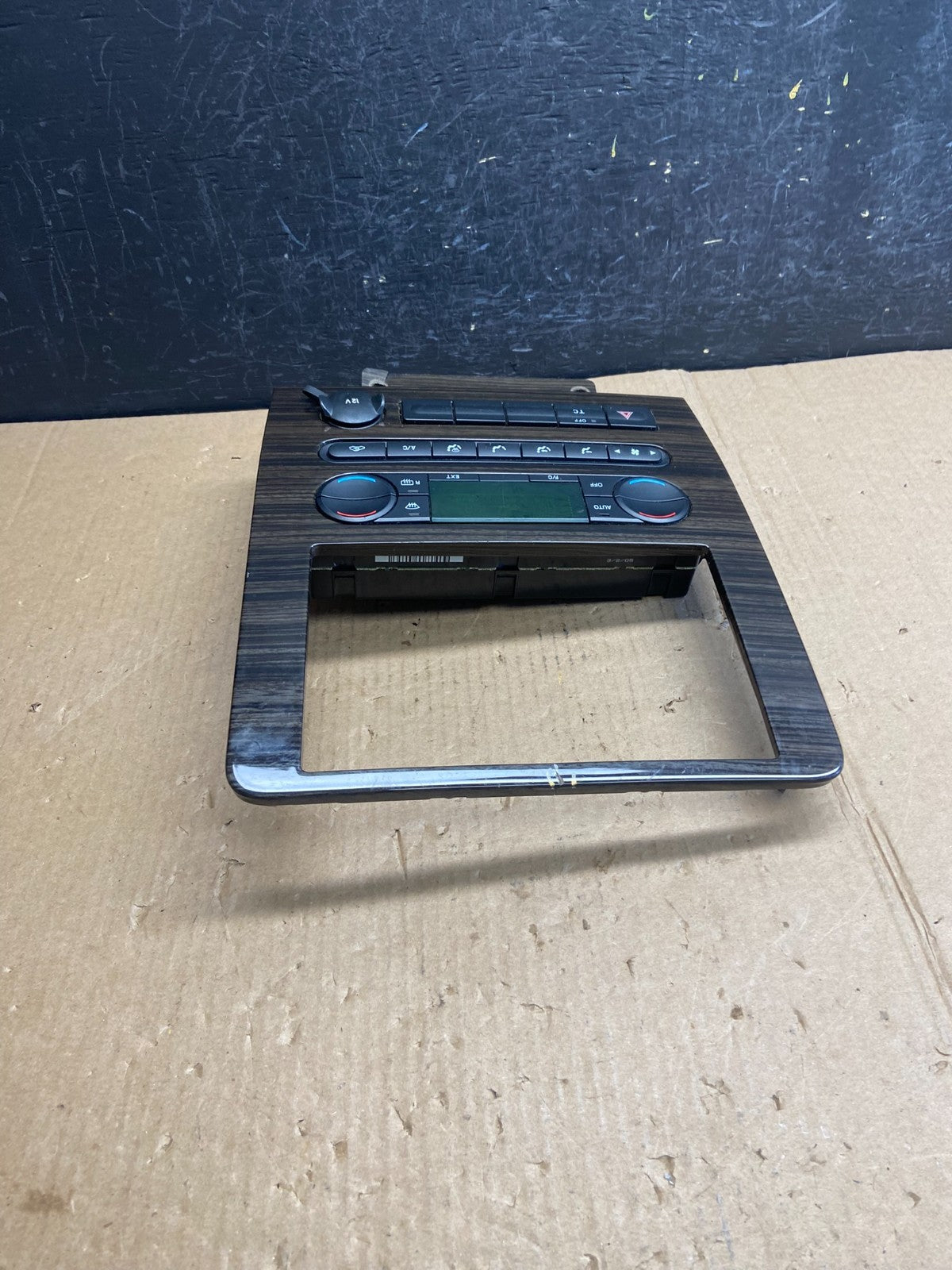 2005 to 2007 Ford Freestyle Montego Climate Control Radio Bezel Trim ae3826 DG3