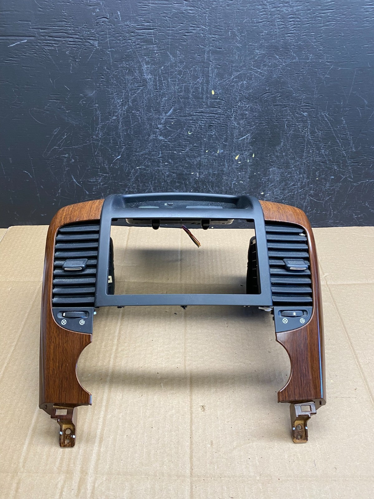 2006-2012 Hyundai Entourage Sedona Center Radio Clock Bezel Air Vent AC9311 DG0