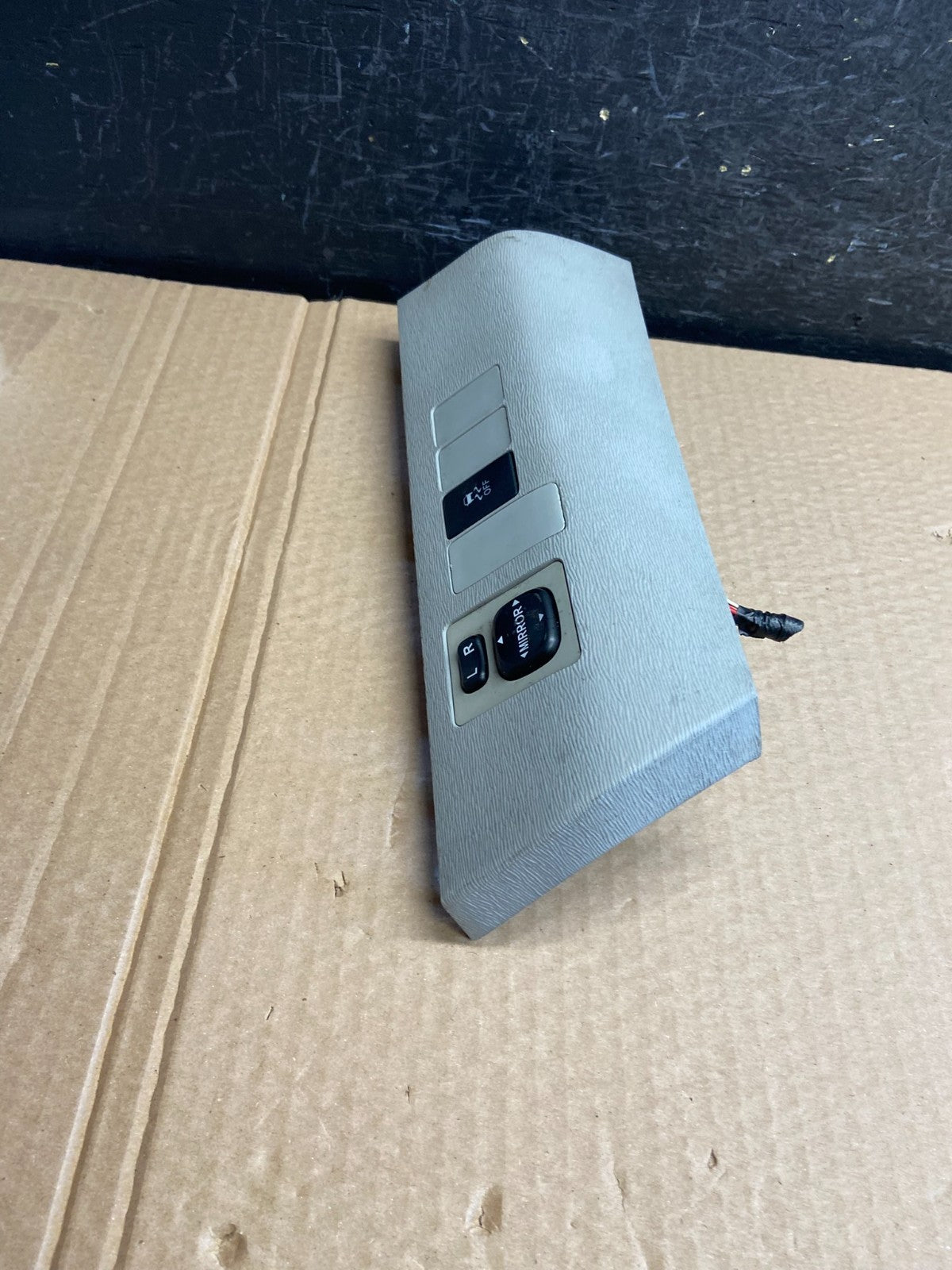 2011 to 2013 Toyota Sienna Left Side Mirror Switches Bezel Trim AF6128 DG1