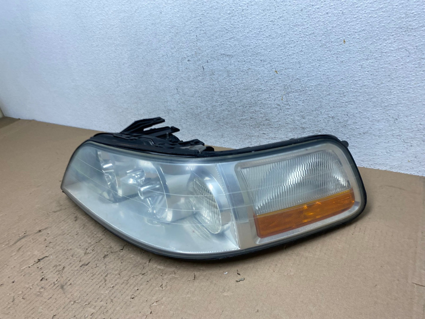 2005 to 2011 Lincoln Town Car Left Driver LH Side Headlight AE8867 LK1