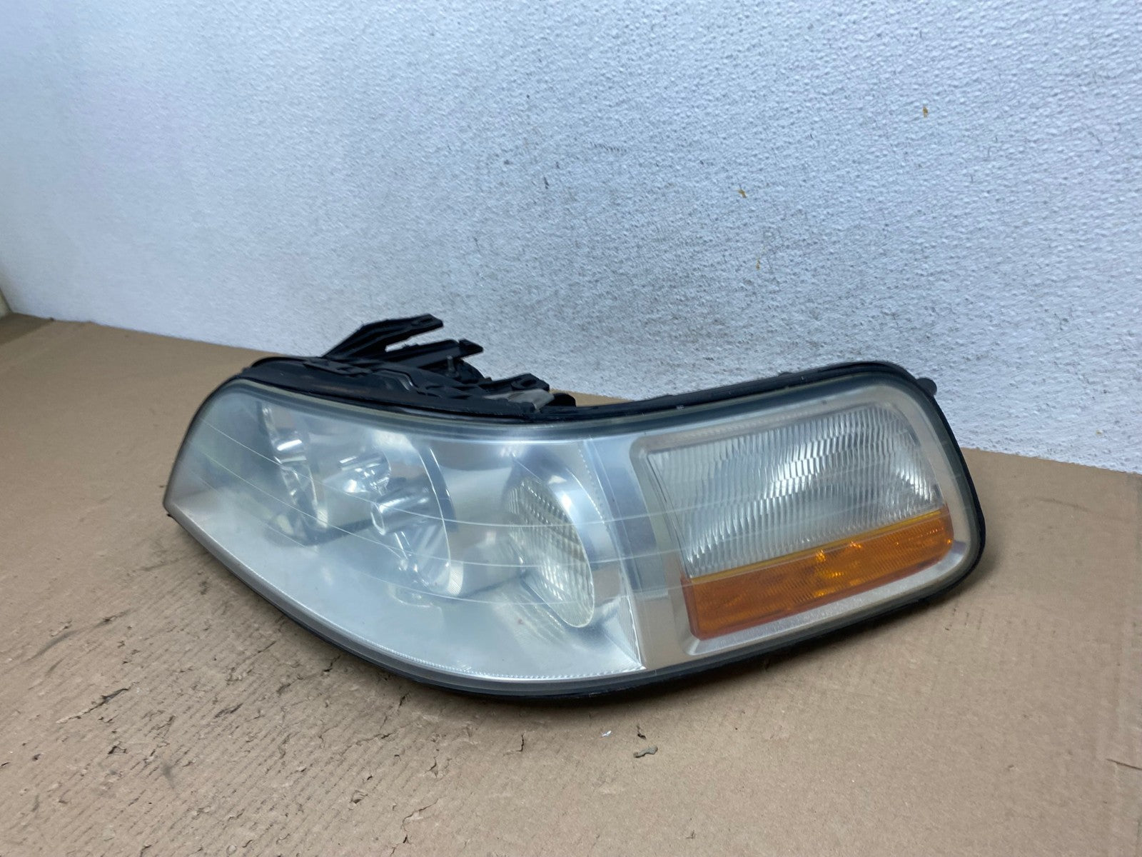 2005 to 2011 Lincoln Town Car Left Driver LH Side Headlight AE8867 LK1