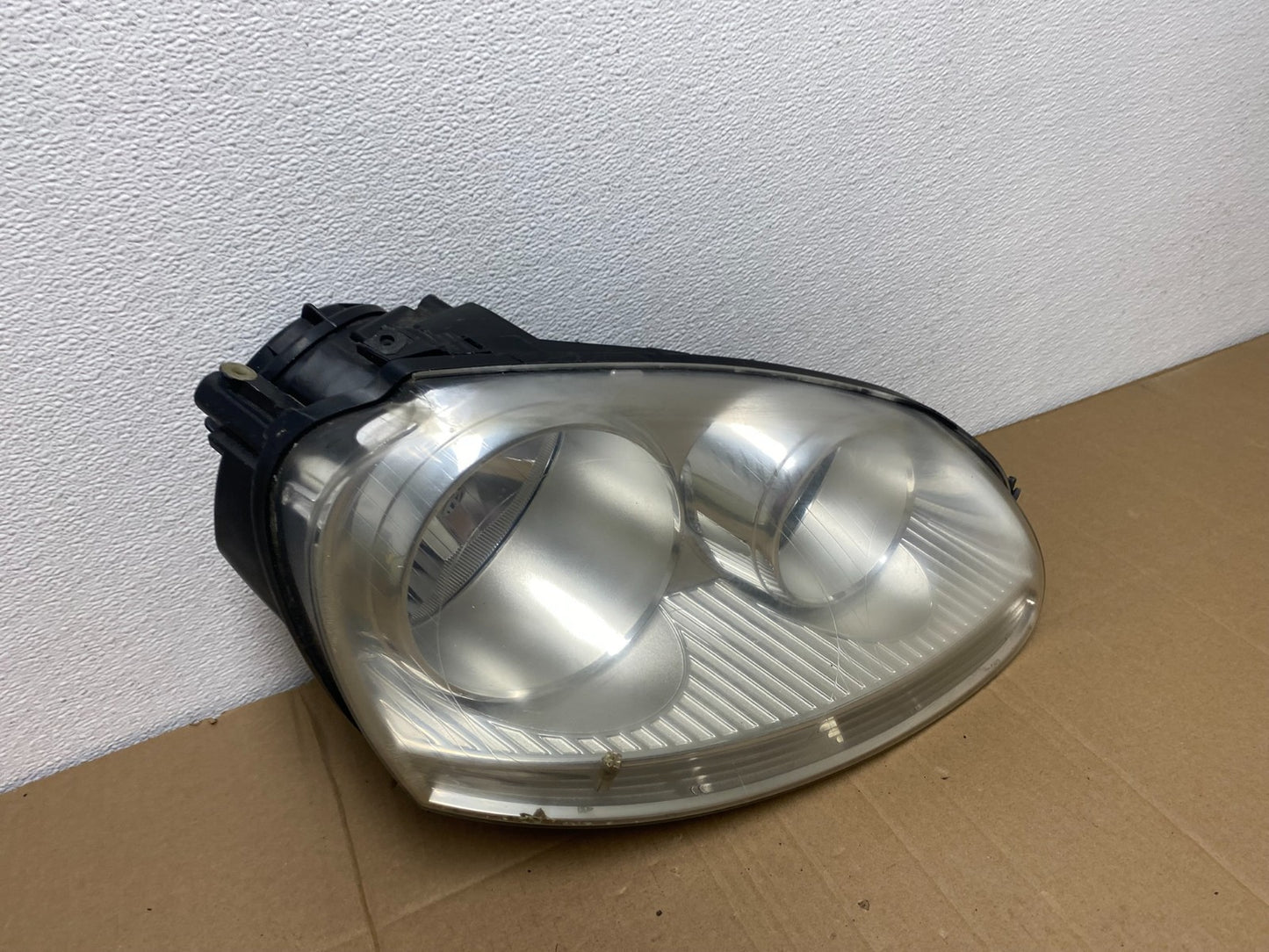 2005 - 2010 Volkswagen Jetta Right Passenger RH Side Headlight Halogen AB8028 DW2
