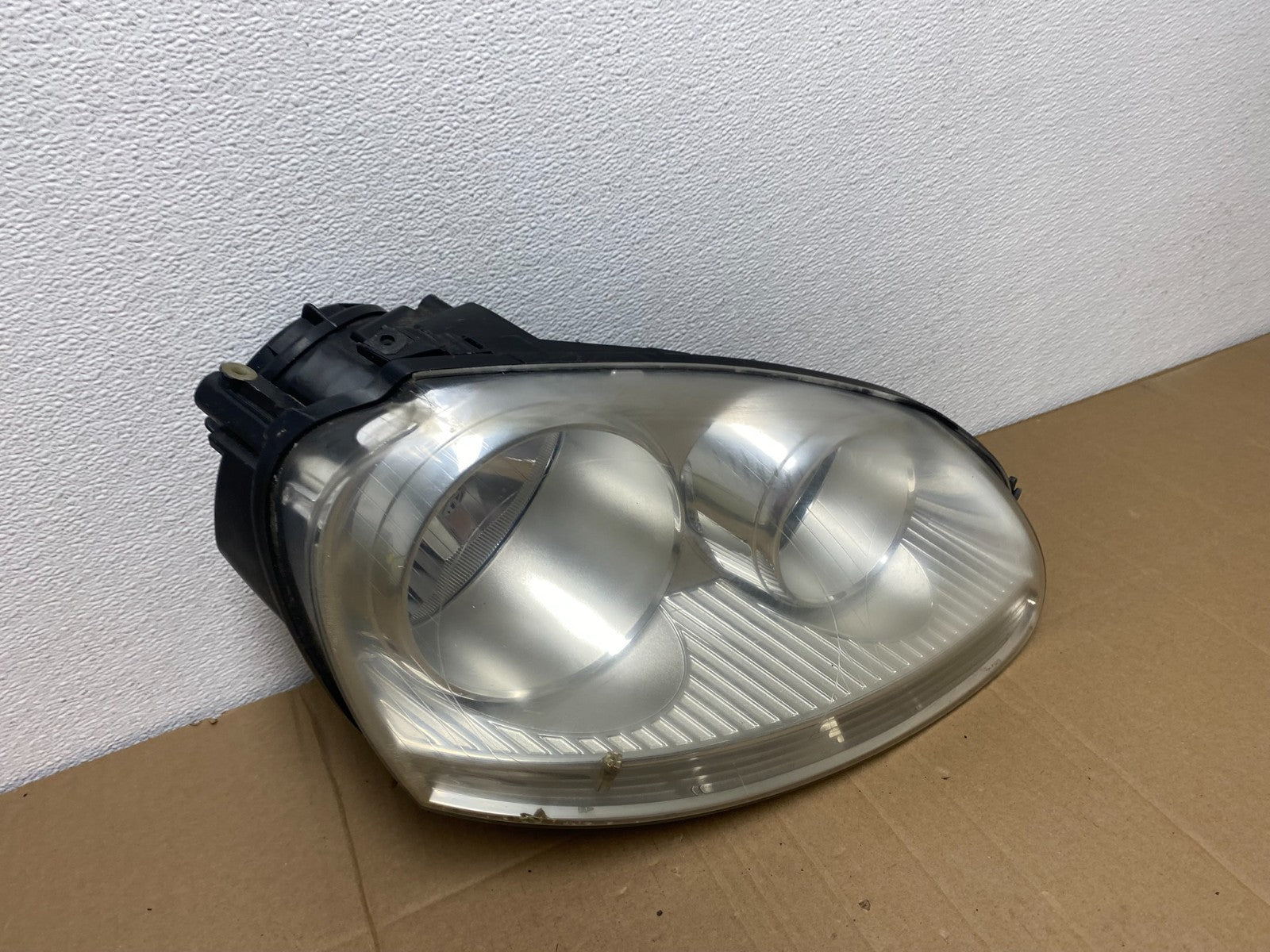 2005 - 2010 Volkswagen Jetta Right Passenger RH Side Headlight Halogen AB8028 DW2