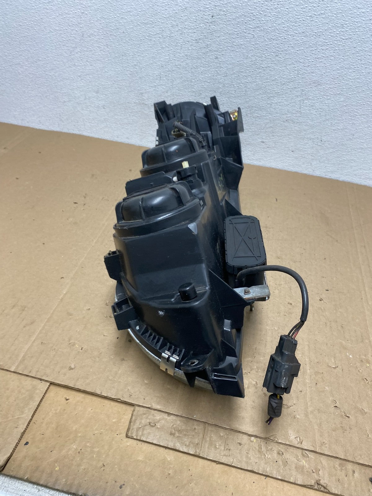 2001 to 2004 Volvo S60 Right Passenger Side Headlight Halogen AC5729 DW6