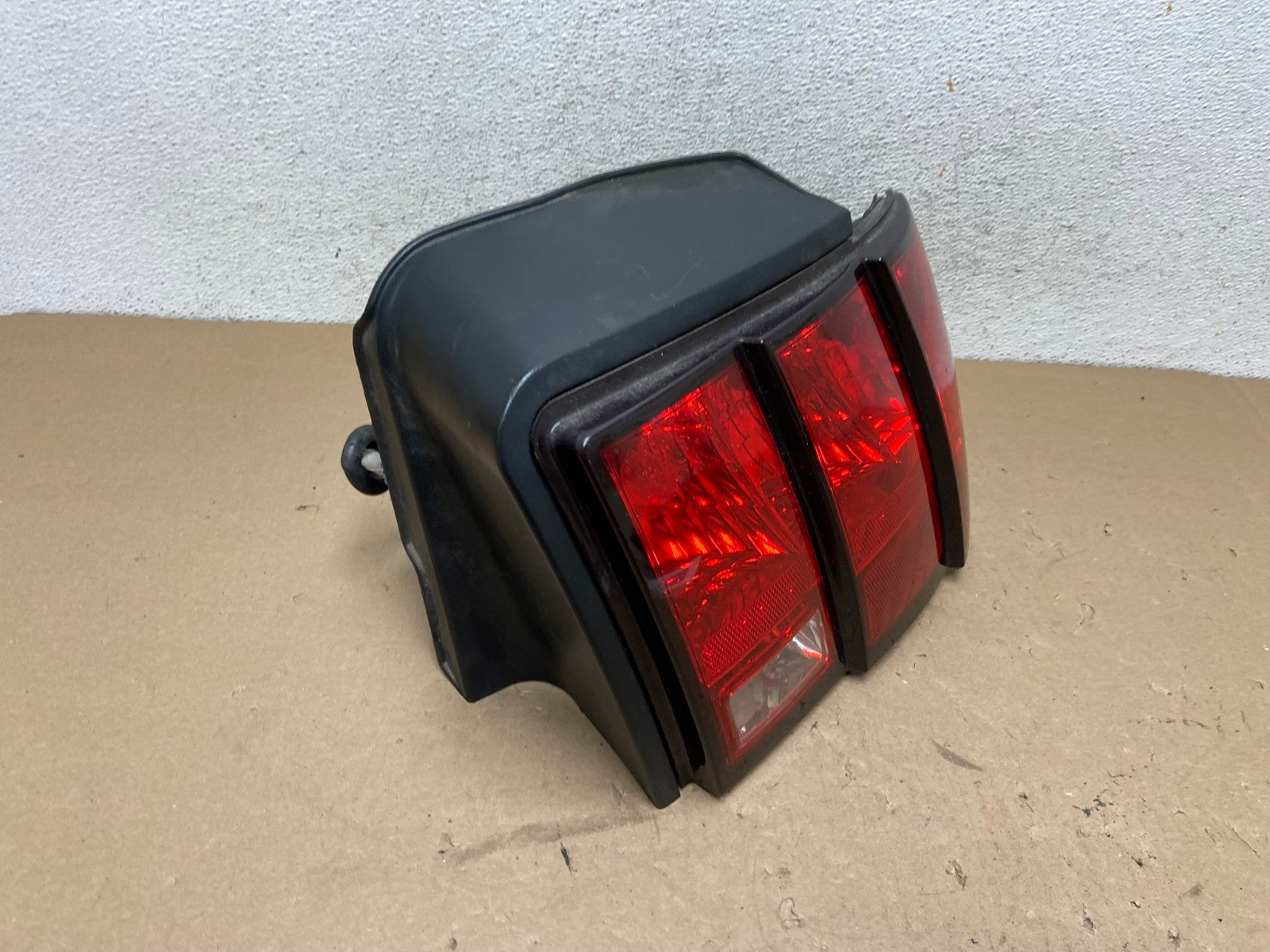 1999-2004 Ford Mustang Right Passenger Rh Side Tail Light AG4163 LK2