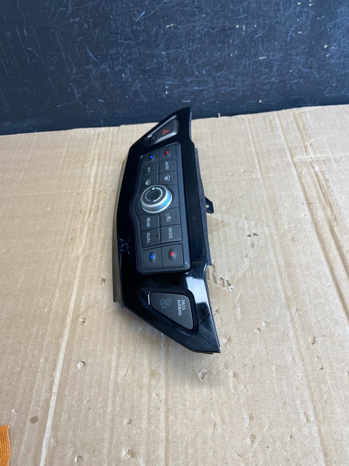 2013 to 2018 Nissan Pathfinder Radio Audio Climate Control AD7093 DG2