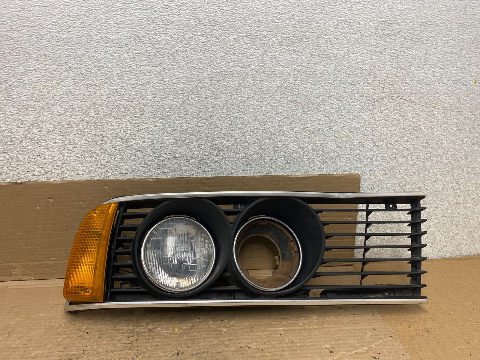 1978 to 1982 BMW 7 E23 733i  Right Passenger Halogen Headlight W/Cover o3701 DG0