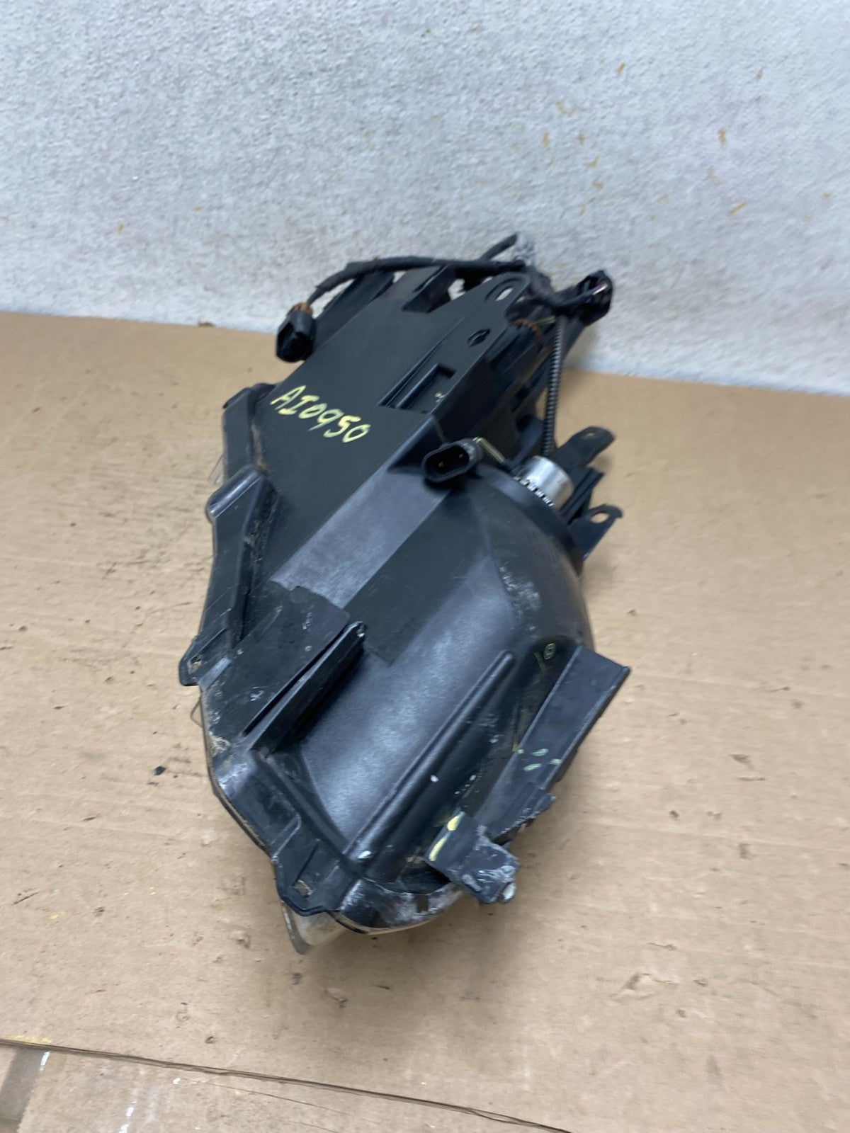 2010 - 2011 Toyota Prius Left Driver LH Blue Halogen Headlight AI0950 DW9