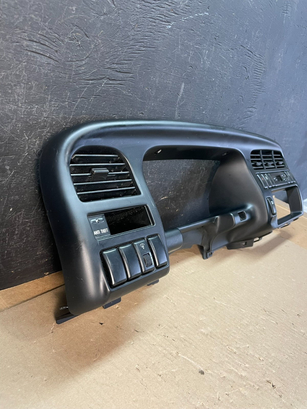 2000 to 2001 Isuzu Trooper Speedometer Radio Air Vent Bezel Trim AE3337 DG2