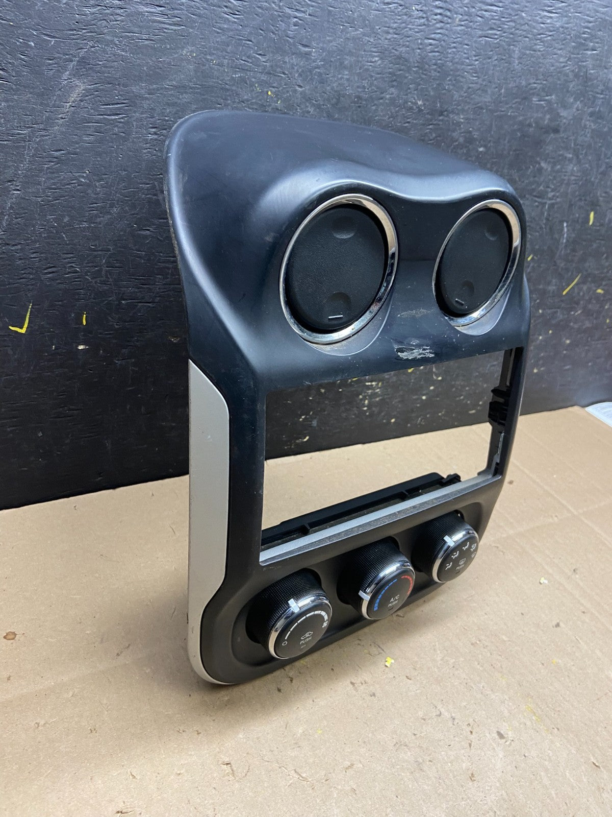 2011 to 2017 Jeep Compass Dash Climate Temperature Control Radio Bezel T9386 DG1