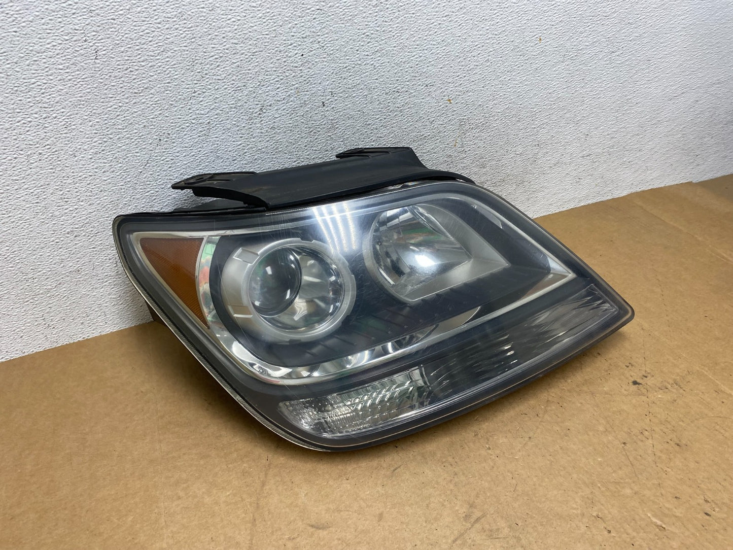 2009 2010 2011 Kia Borrego Right Passenger Side Halogen Headlight AE3170 DW2