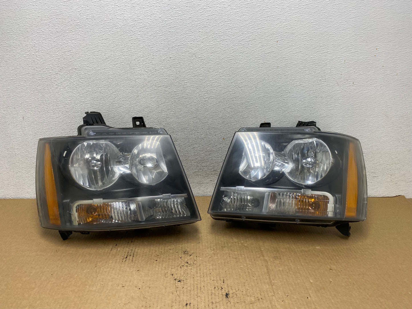2007 to 2013 Chevrolet Suburban Tahoe Left+Right Set Headlights AG2086 LK0